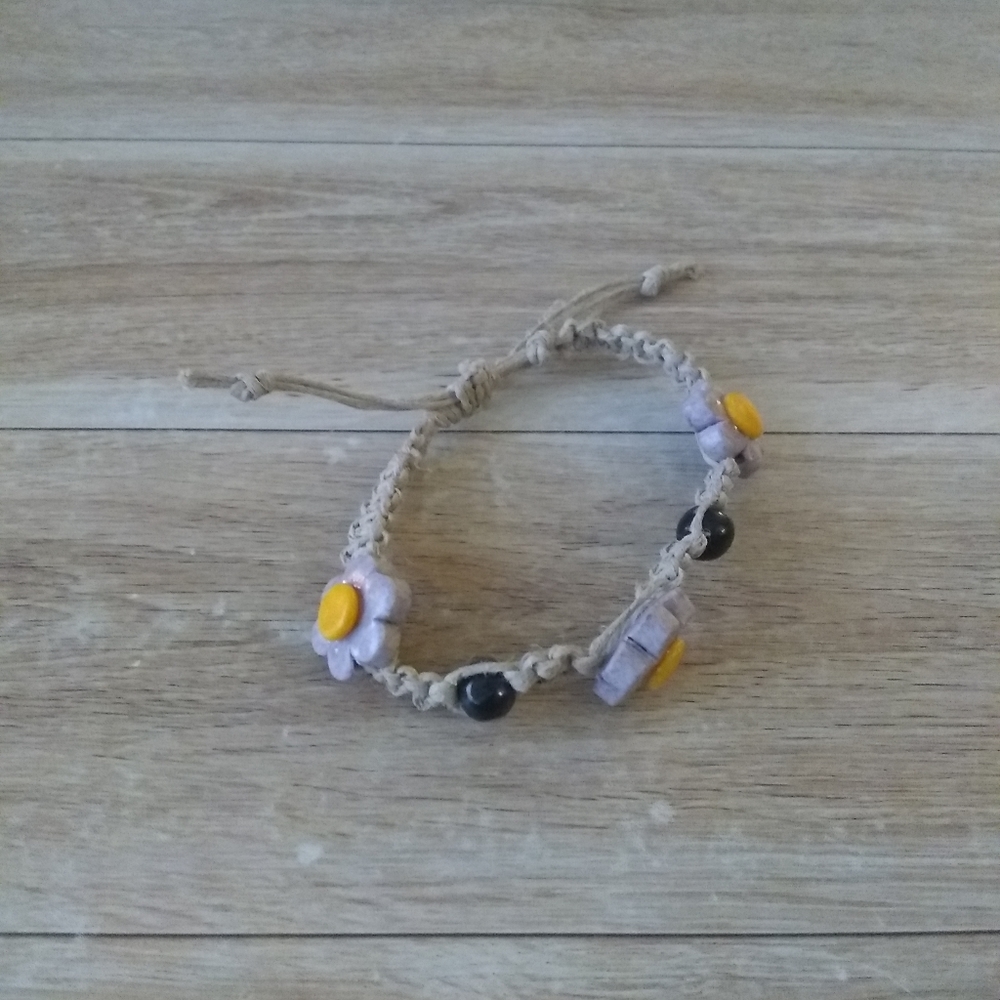 Handmade Hemp Bracelet (Daisy/mauve)
